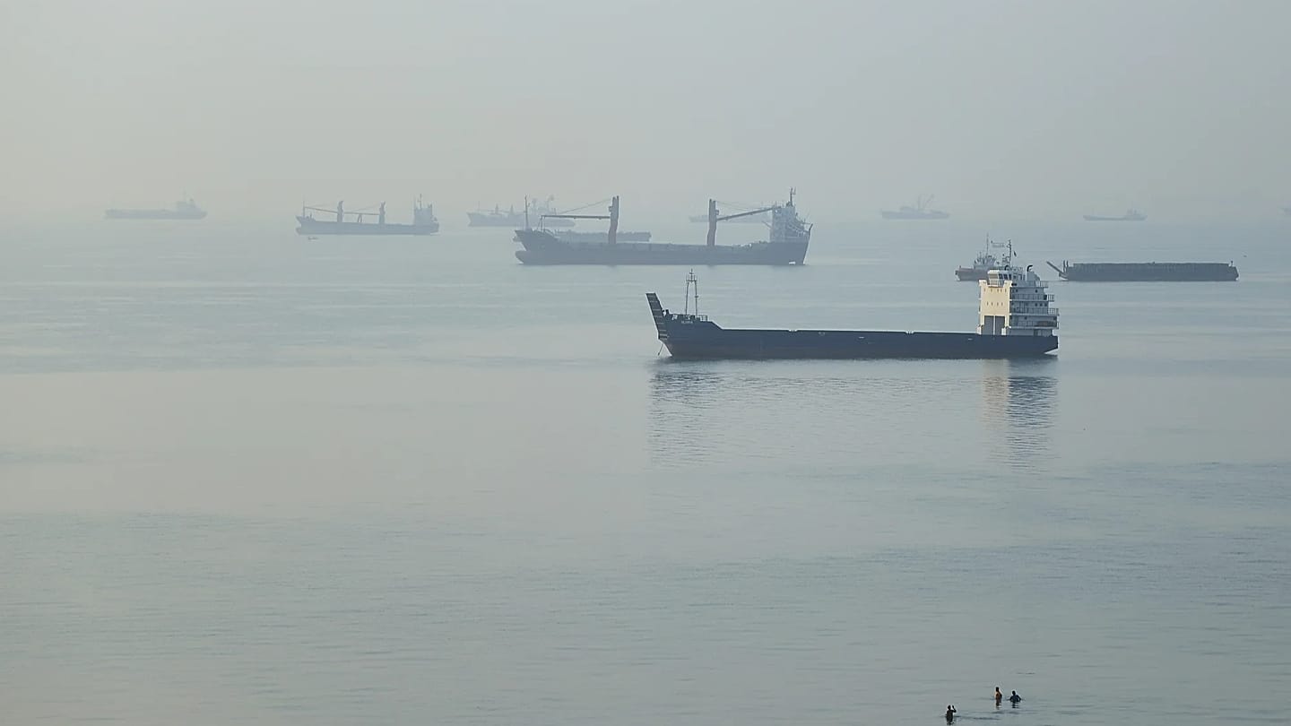 伊朗革命卫队称油轮触雷起火，并宣称霍尔木兹海峡已关闭