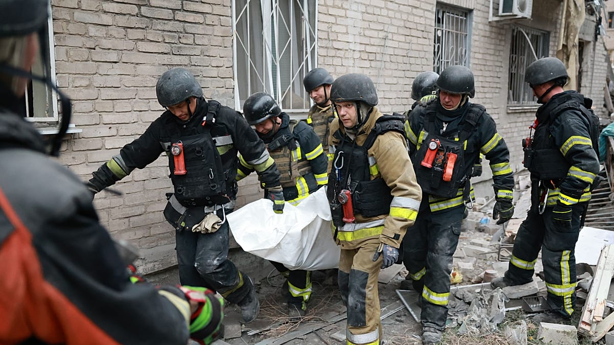 俄军制导炸弹击中扎波罗热公寓楼，乌方称23人遇难、包括4名儿童