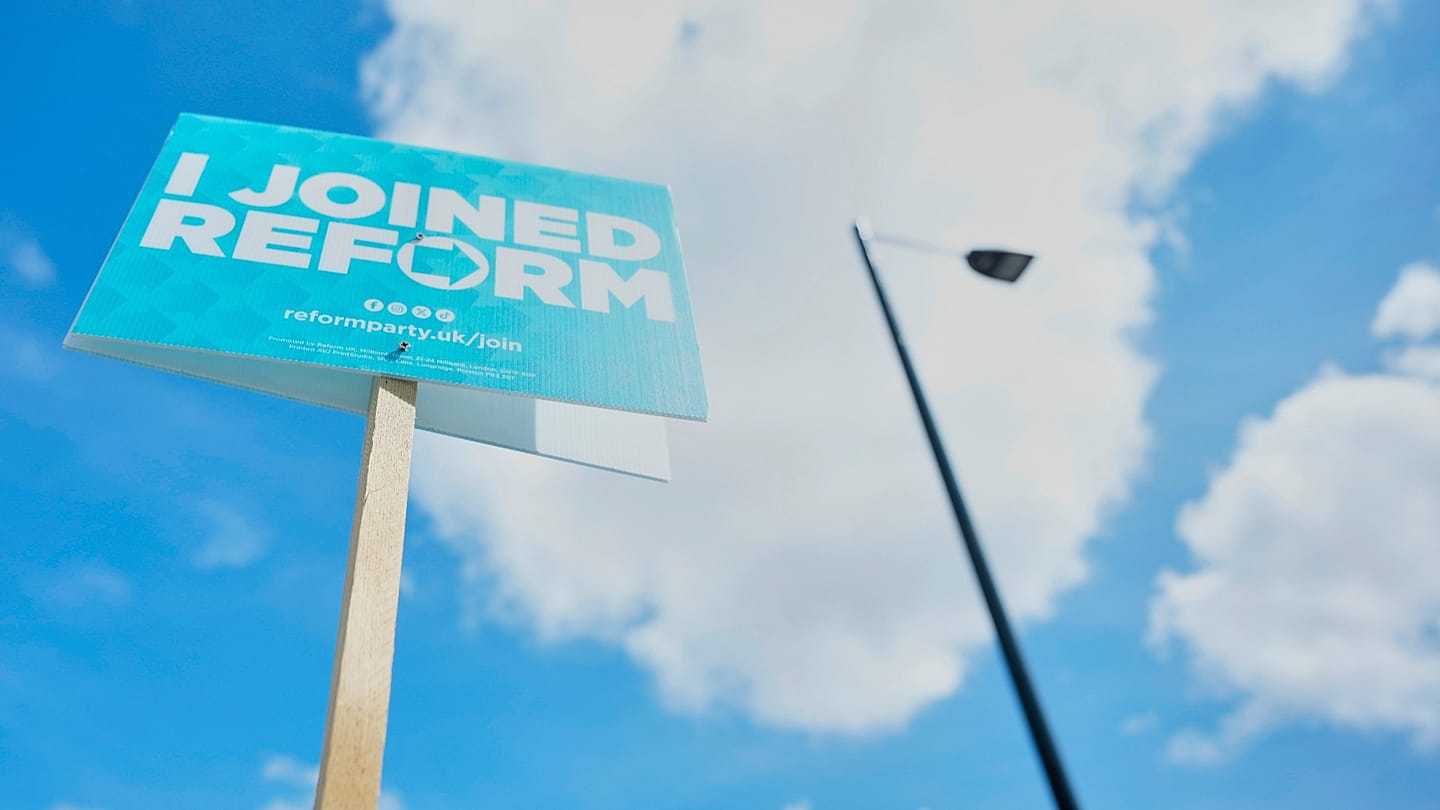 英国改革党议员被拍到称亚裔家庭为寄生虫，谈强行驱逐