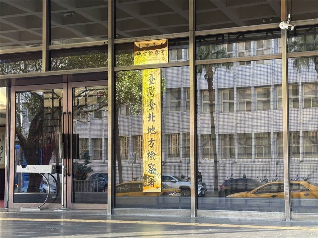 检方指香港人士付费，台湾征信业者转包监控沈伯洋一家