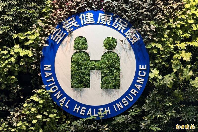 蓝白拟补助老人健保，年估近400亿元却未交代长期财源
