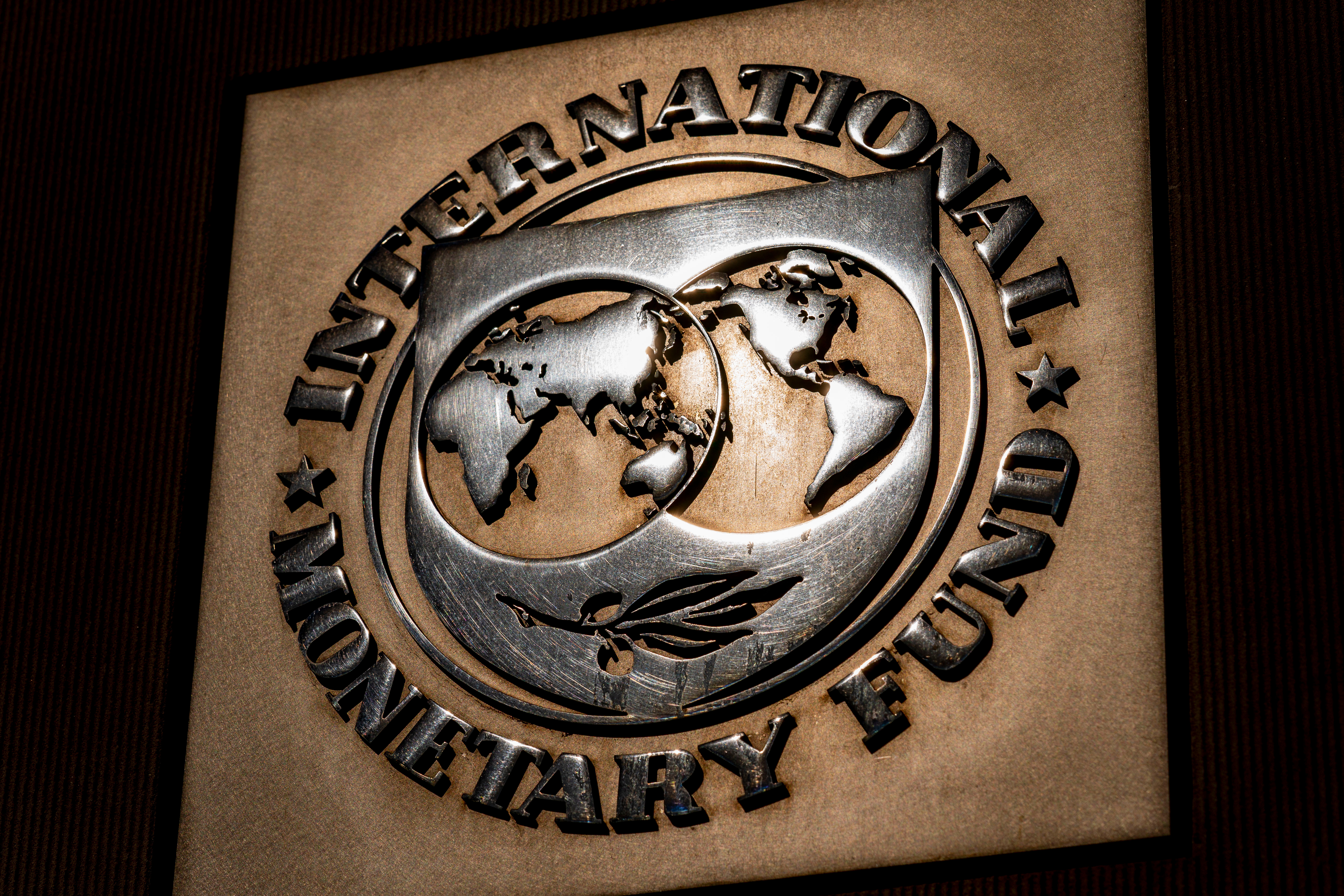 IMF预测2027年全球增速回升，押注霍尔木兹海峡重新开放