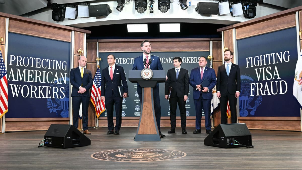 万斯指控微软用外籍员工顶替被裁者，所引签证多数涉及在职员工