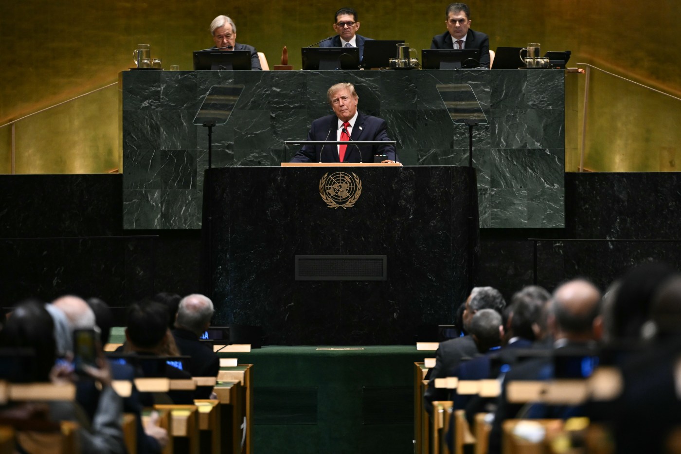 特朗普拒让中期选举左右对伊朗施压，共和党候选人先承受油价压力
