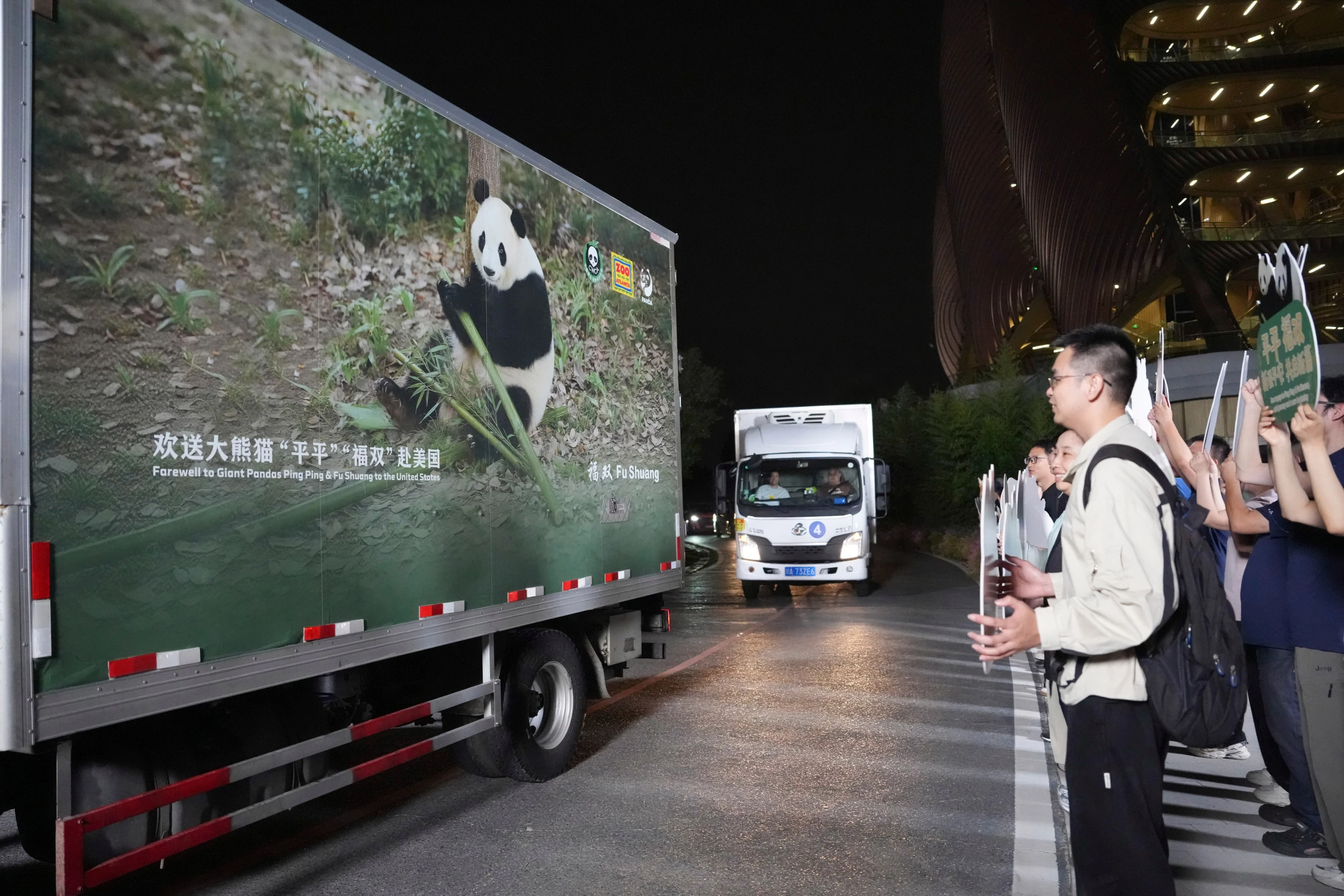习近平把4月已公布的熊猫借展搬上峰会，友好画面遮不住中美分歧