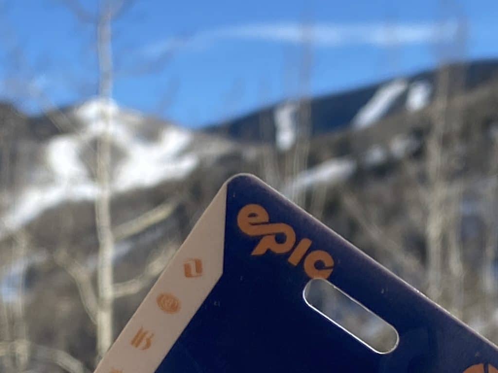 美国滑雪度假商Vail Resorts季票预售跌12%：偶尔滑雪的人不再急着买票