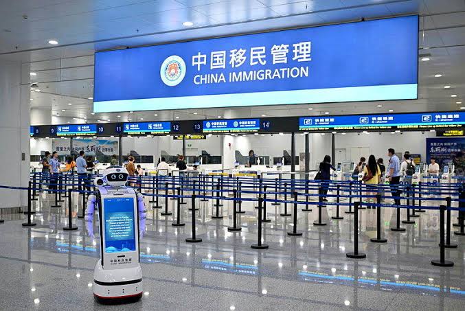 中国据报连人工智能和芯片企业高管的配偶子女出国也要审批
