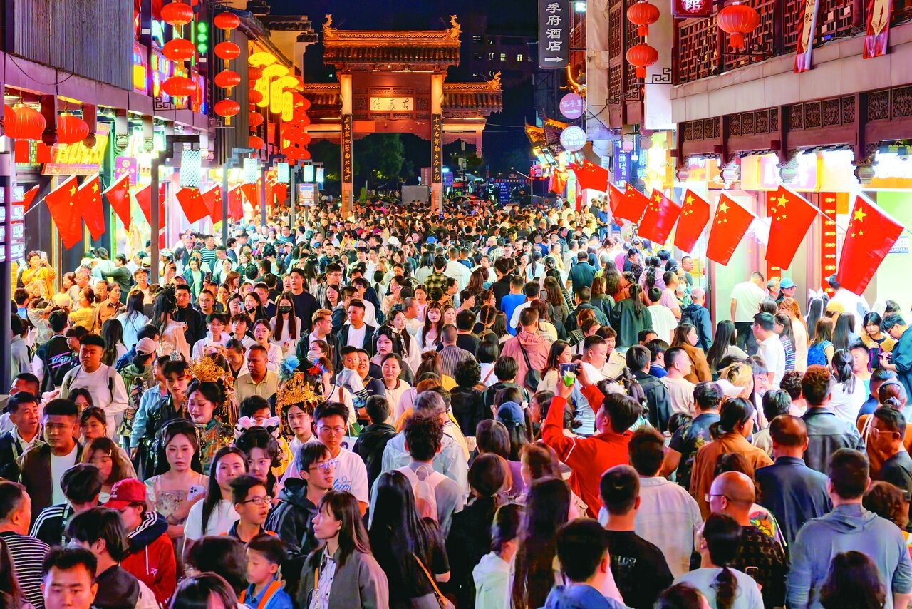 中国国庆出游人次增加，单趟花费跌至四年最低