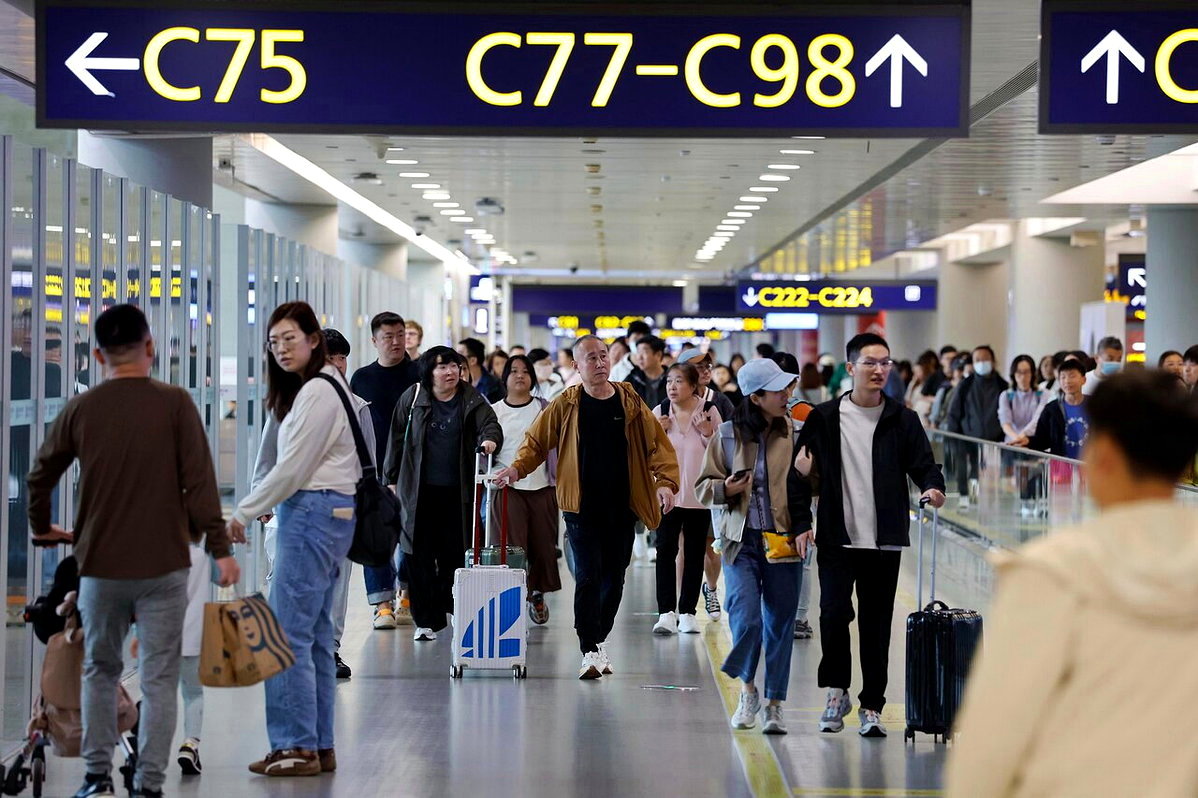 中国游客错峰出国，却跟着同一份攻略扎堆