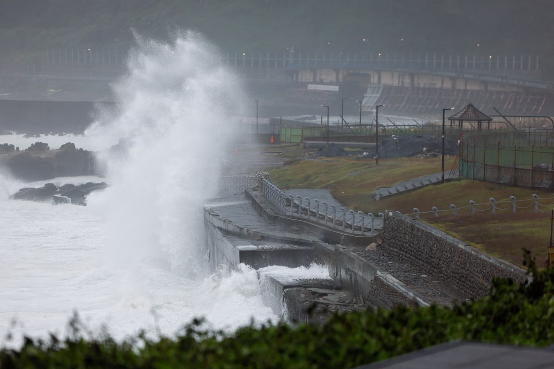 台风薔琵逼近，台湾多地停班停课、近千航班取消