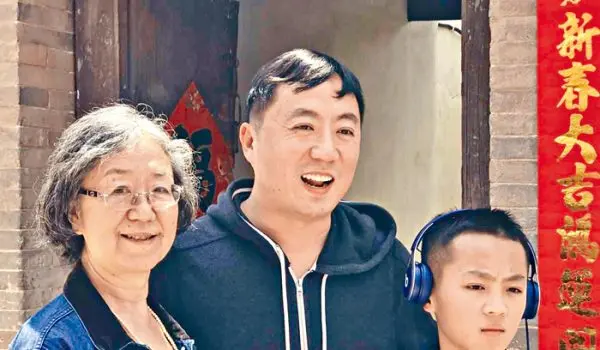 《明报》称李望知仍心系政治，研究履历不等于政治行动