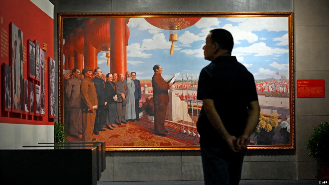 《开国大典》曾奉命抹去高岗、刘少奇，展出的复制品又画回两人